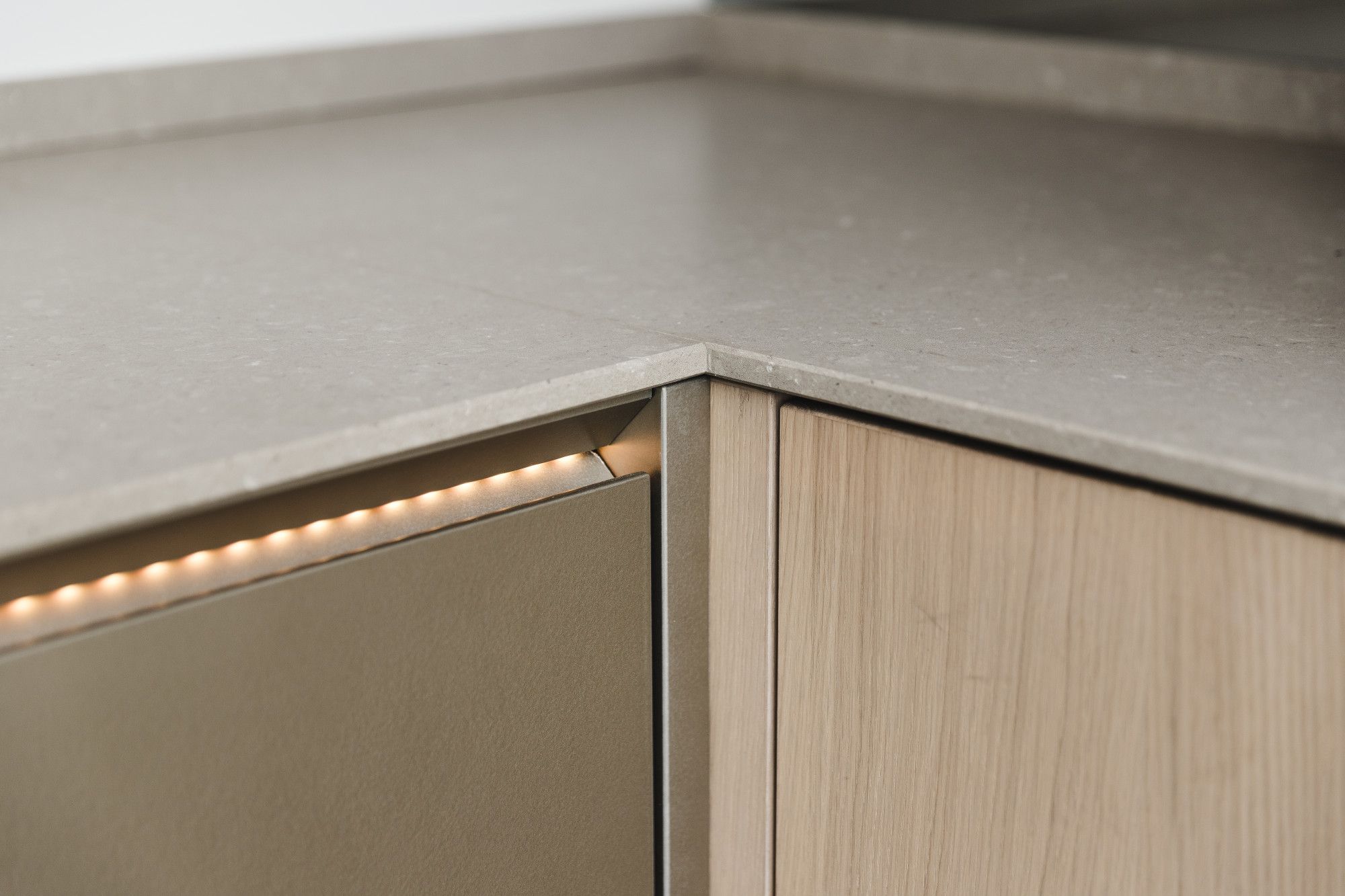 Detail van houten keuken met verlichting
