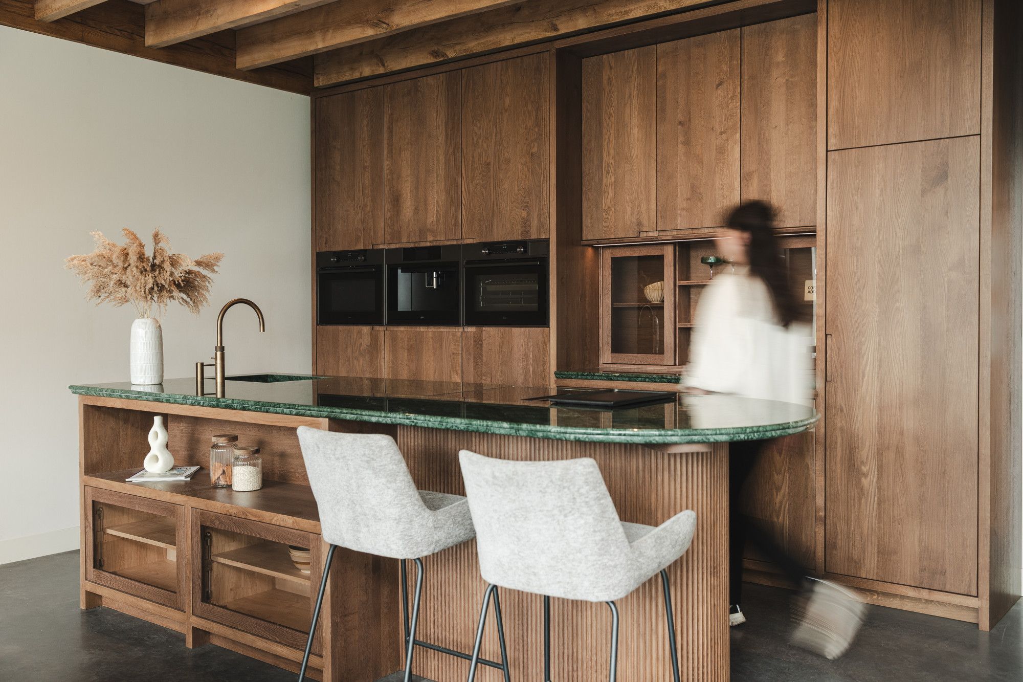 Massieve eco-keuken van notenhout in showroom