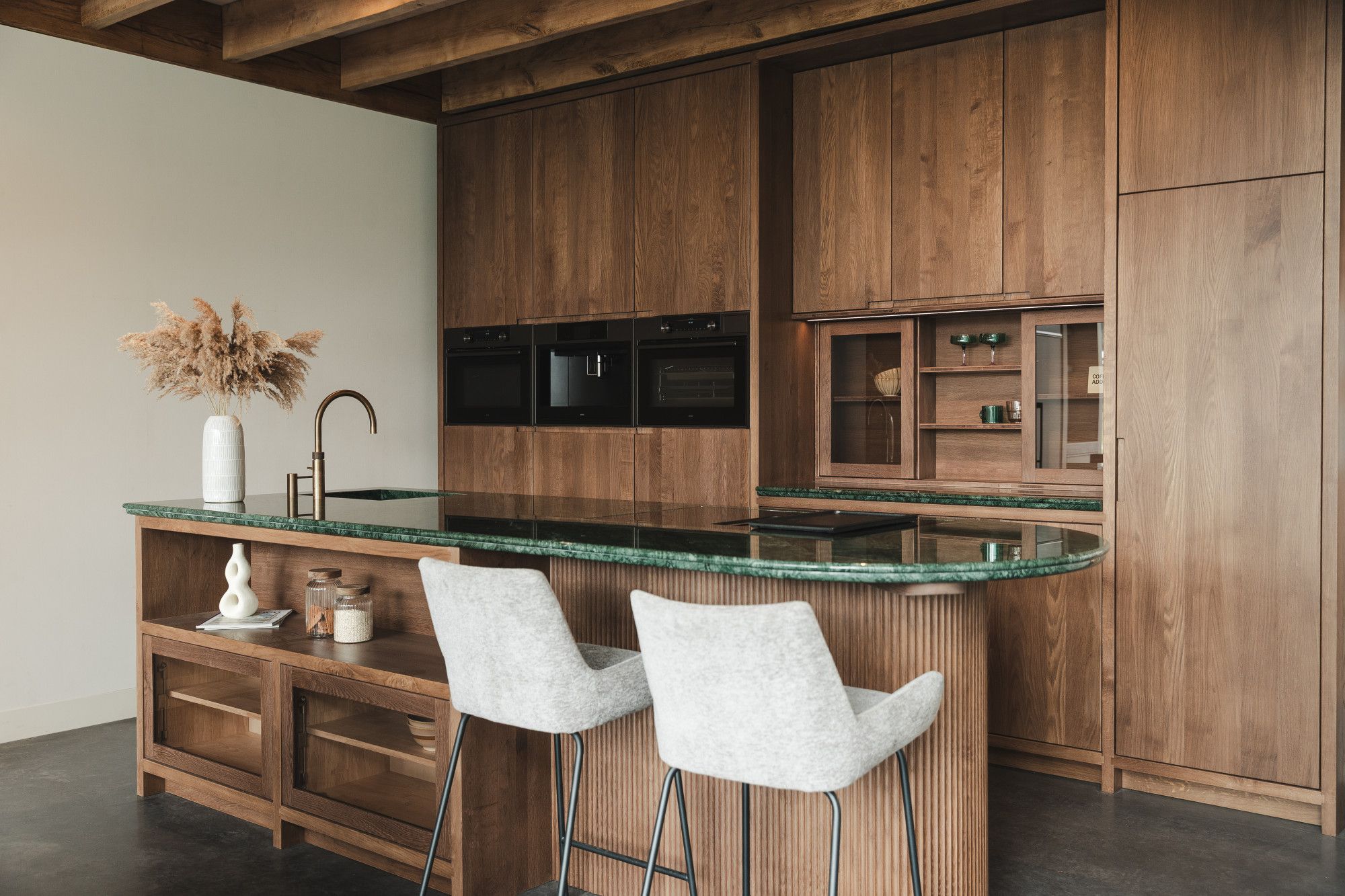 Massieve eco-keuken van notenhout in showroom