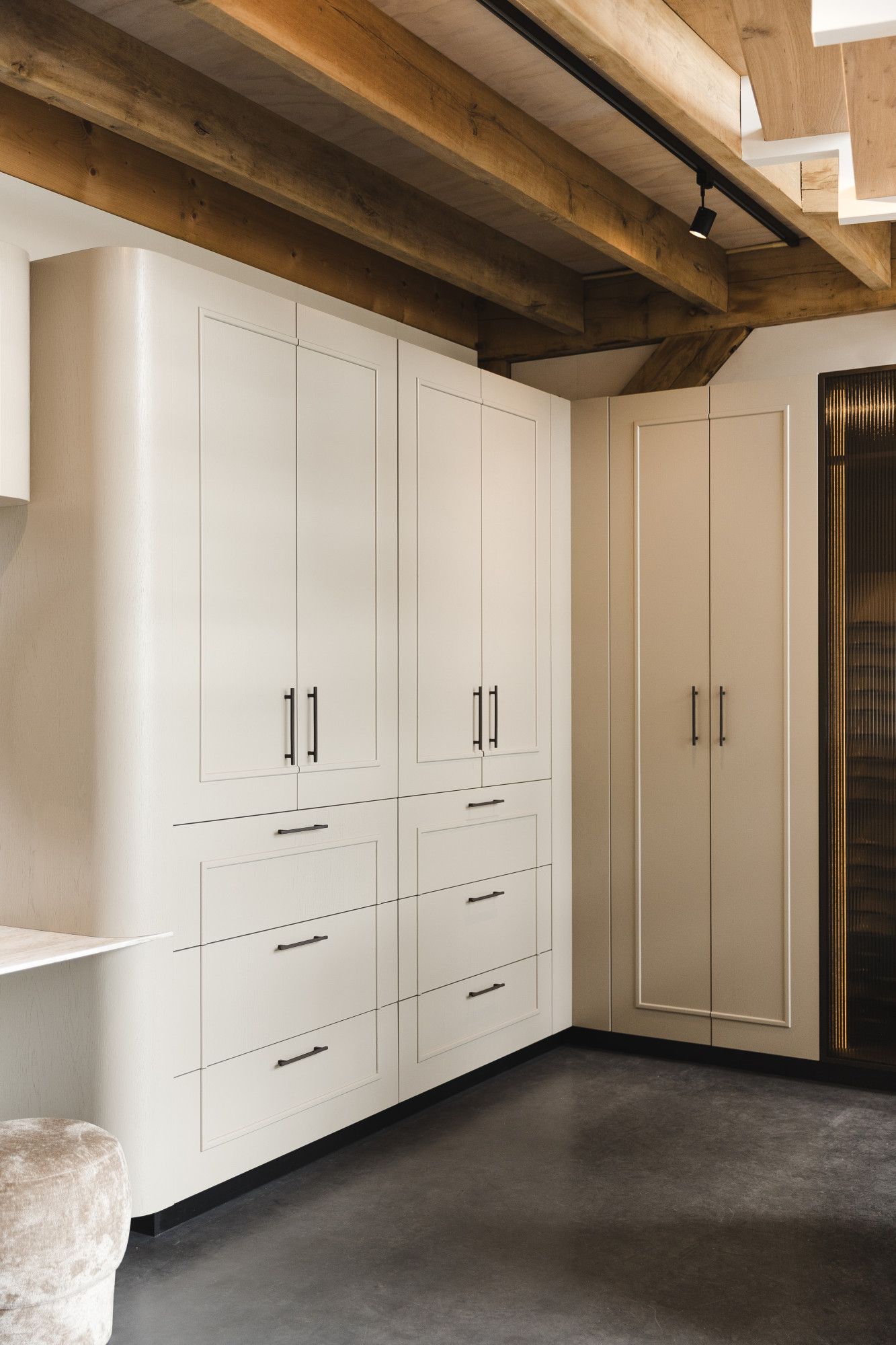 Maatwerk kast met afgeronde hoeken, lijsten en zwarte grepen Maatwerk kast met afgeronde hoeken, lijsten en zwarte grepen