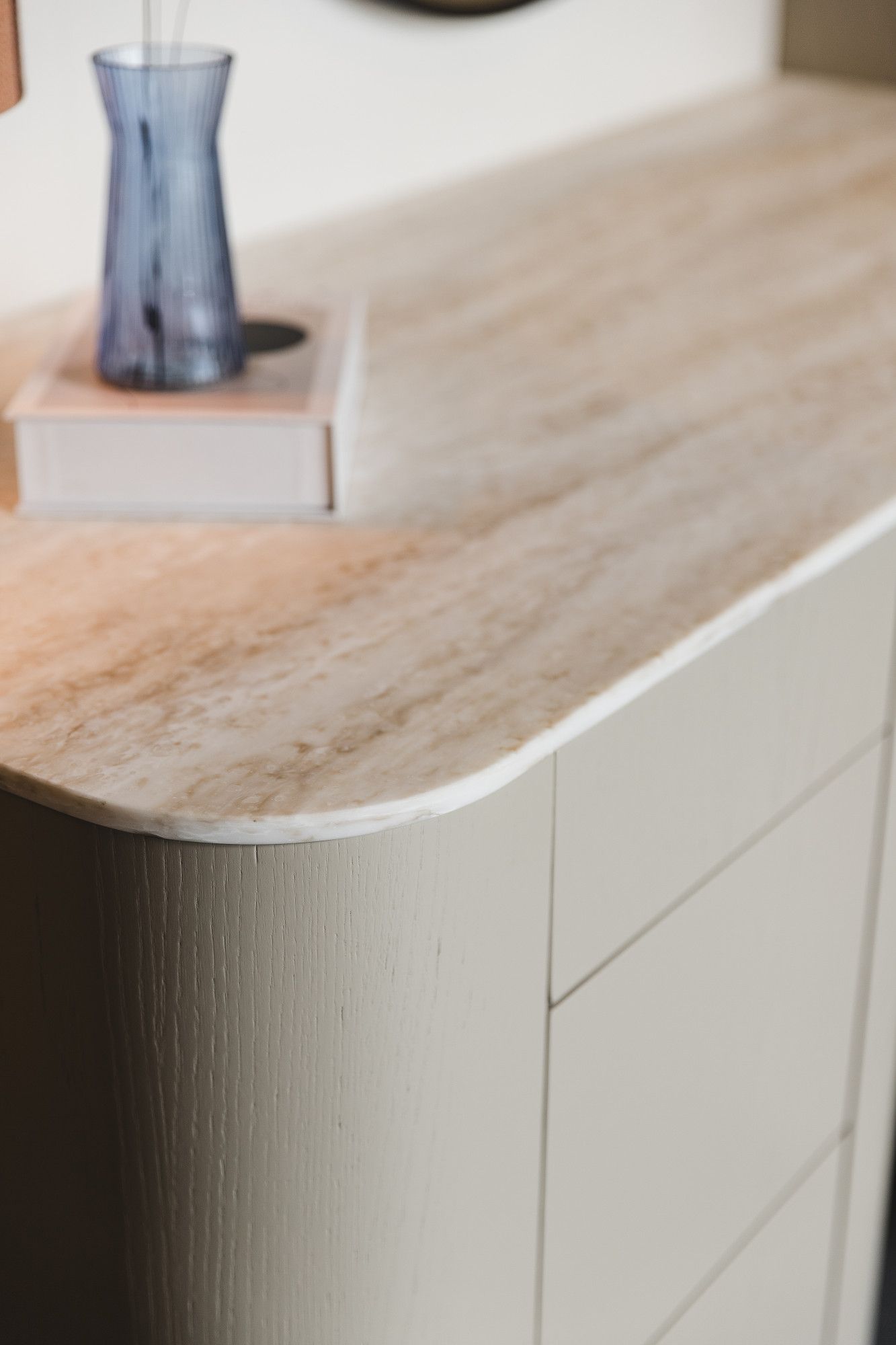 Detail van bureau met afgeronde hoek Detail van bureau met afgeronde hoek