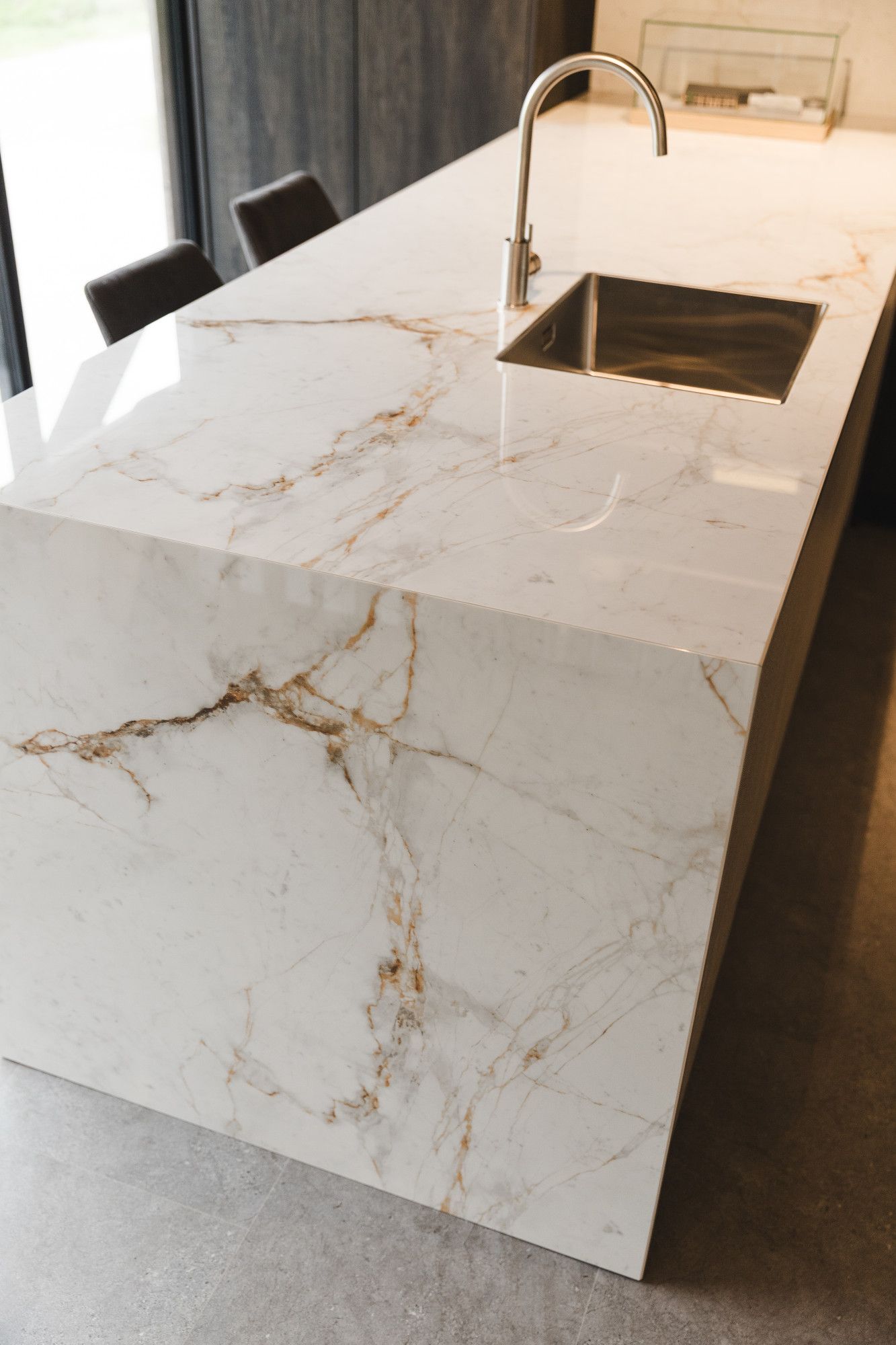 Detail van keukenblad in marmerlook