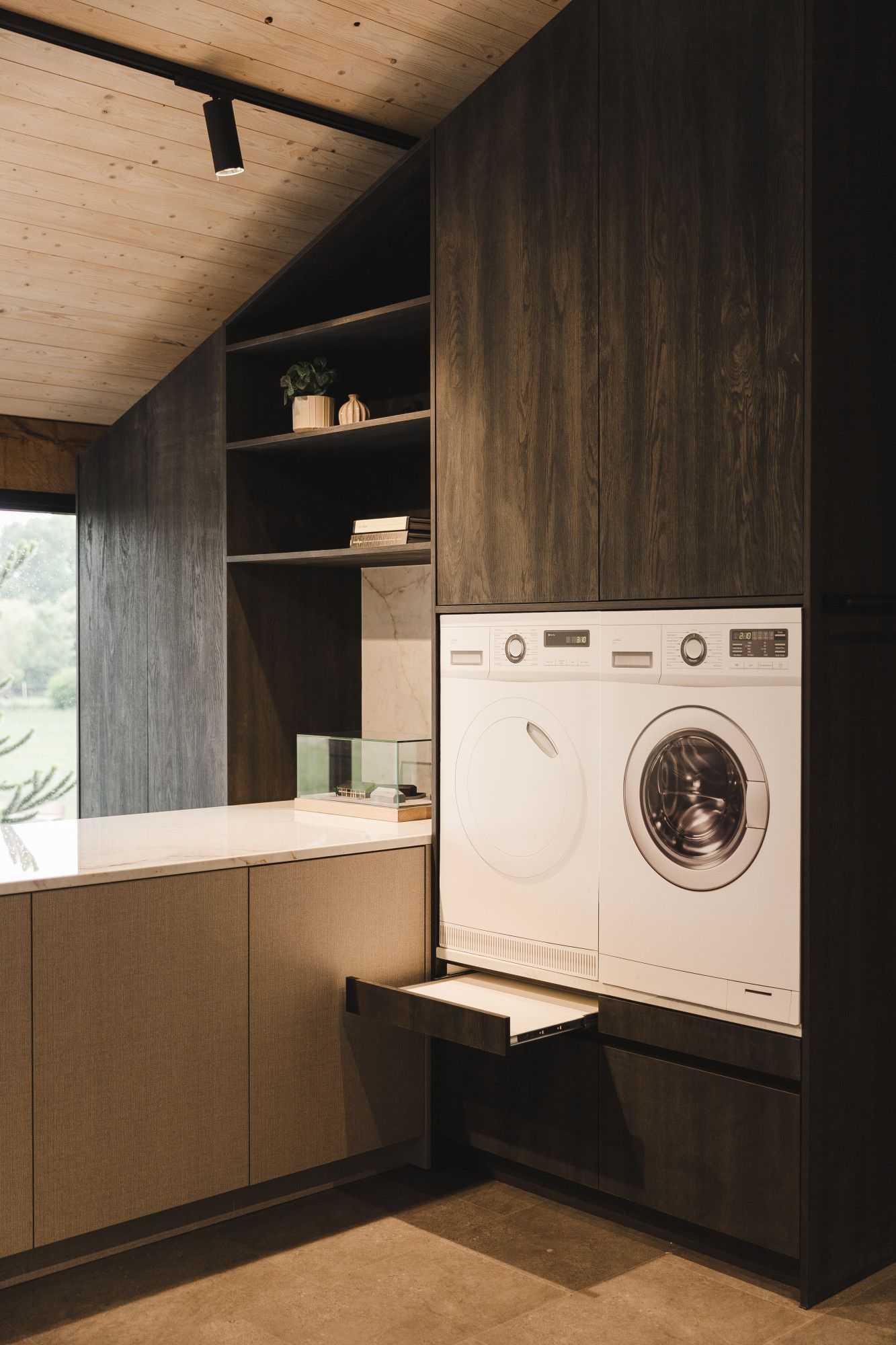 Ingebouwde wasmachine en droger in keuken Ingebouwde wasmachine en droger in keuken