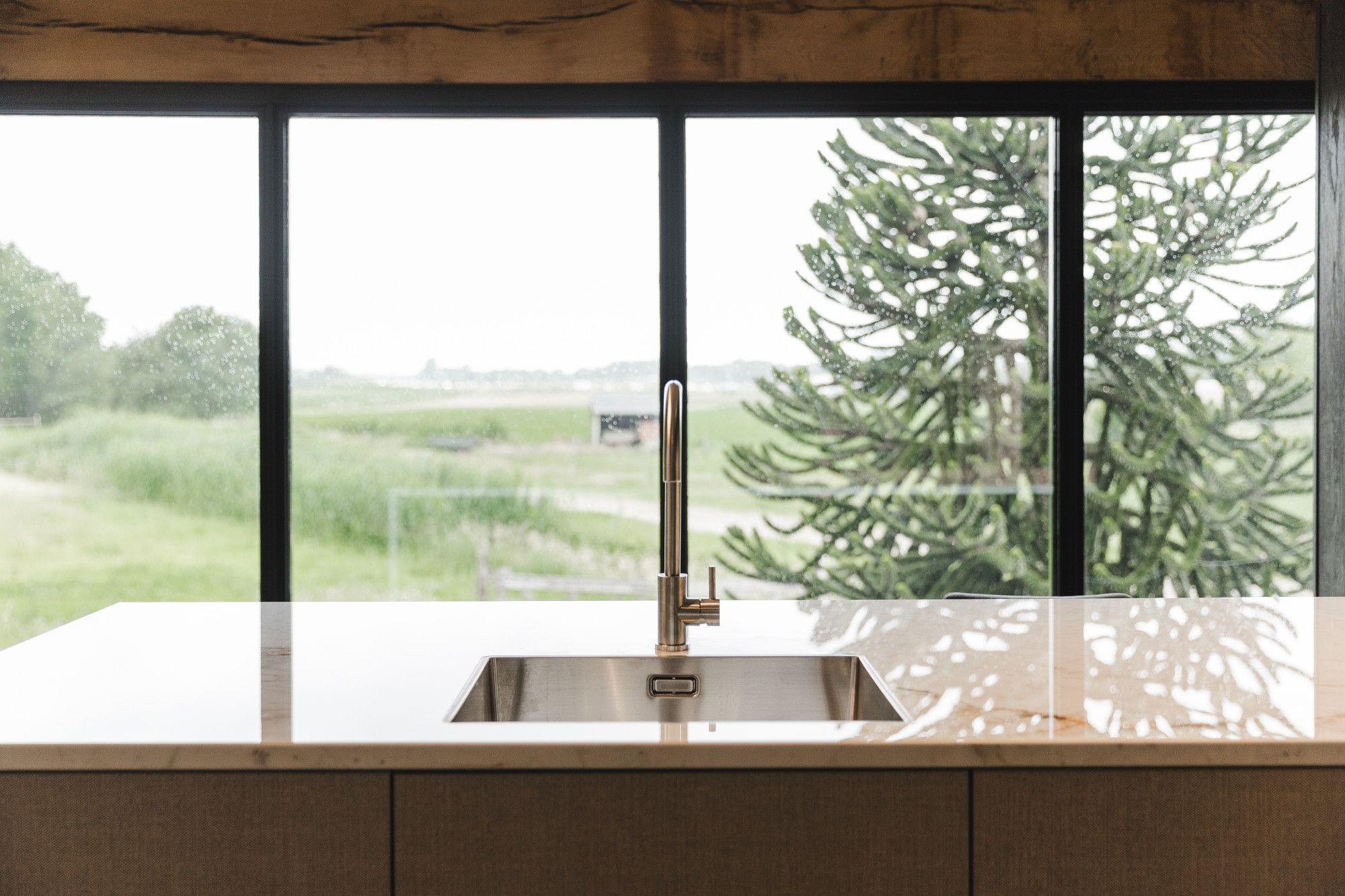 Quooker kraan met RVS wasbak in marmerlook blad