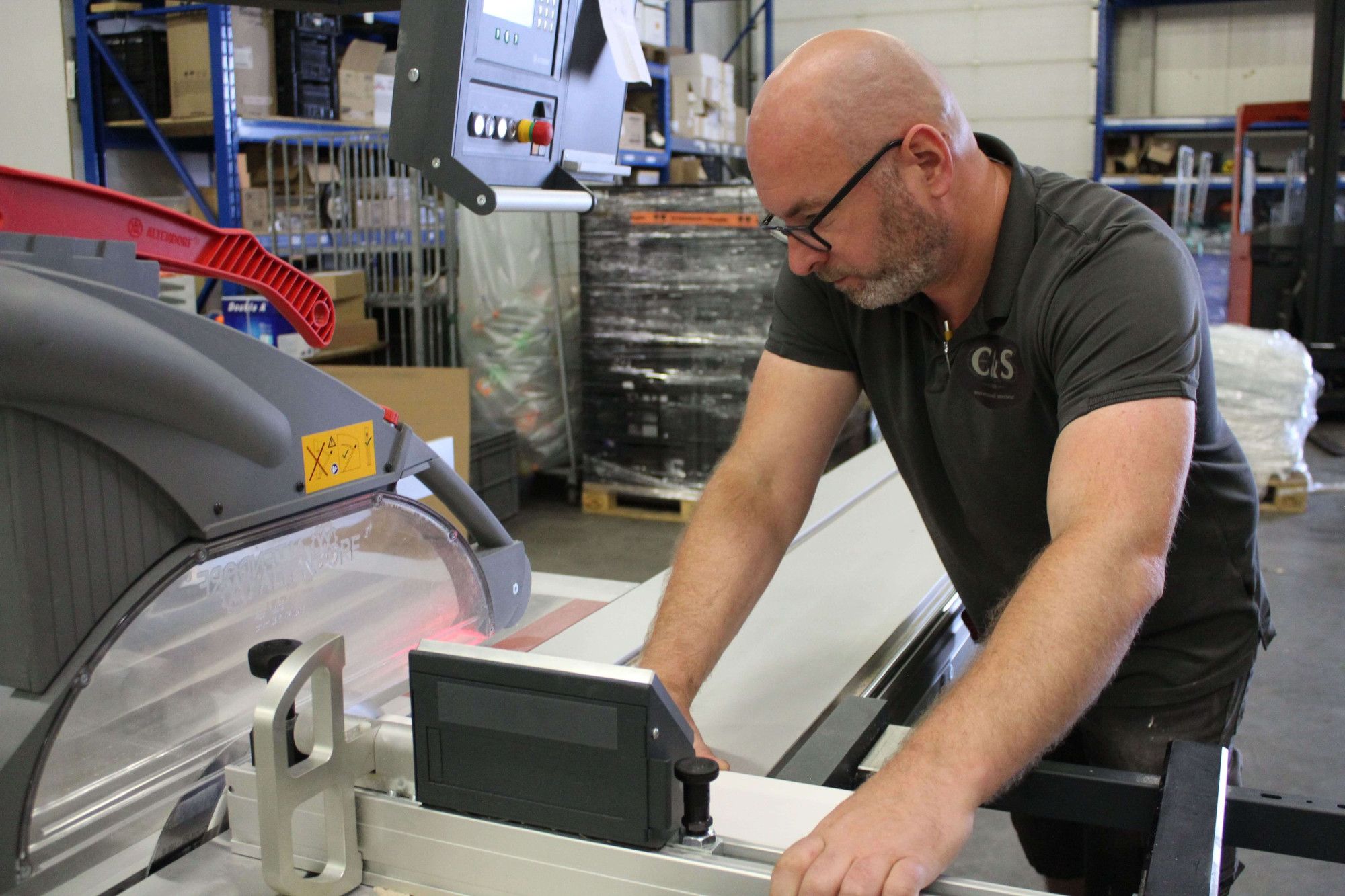 Dave in werkplaats achter zaagmachine Dave in werkplaats achter zaagmachine