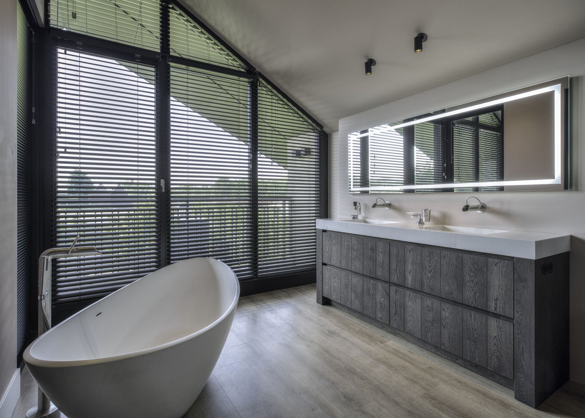 Badkamermeubel met ingebouwde wasbakken