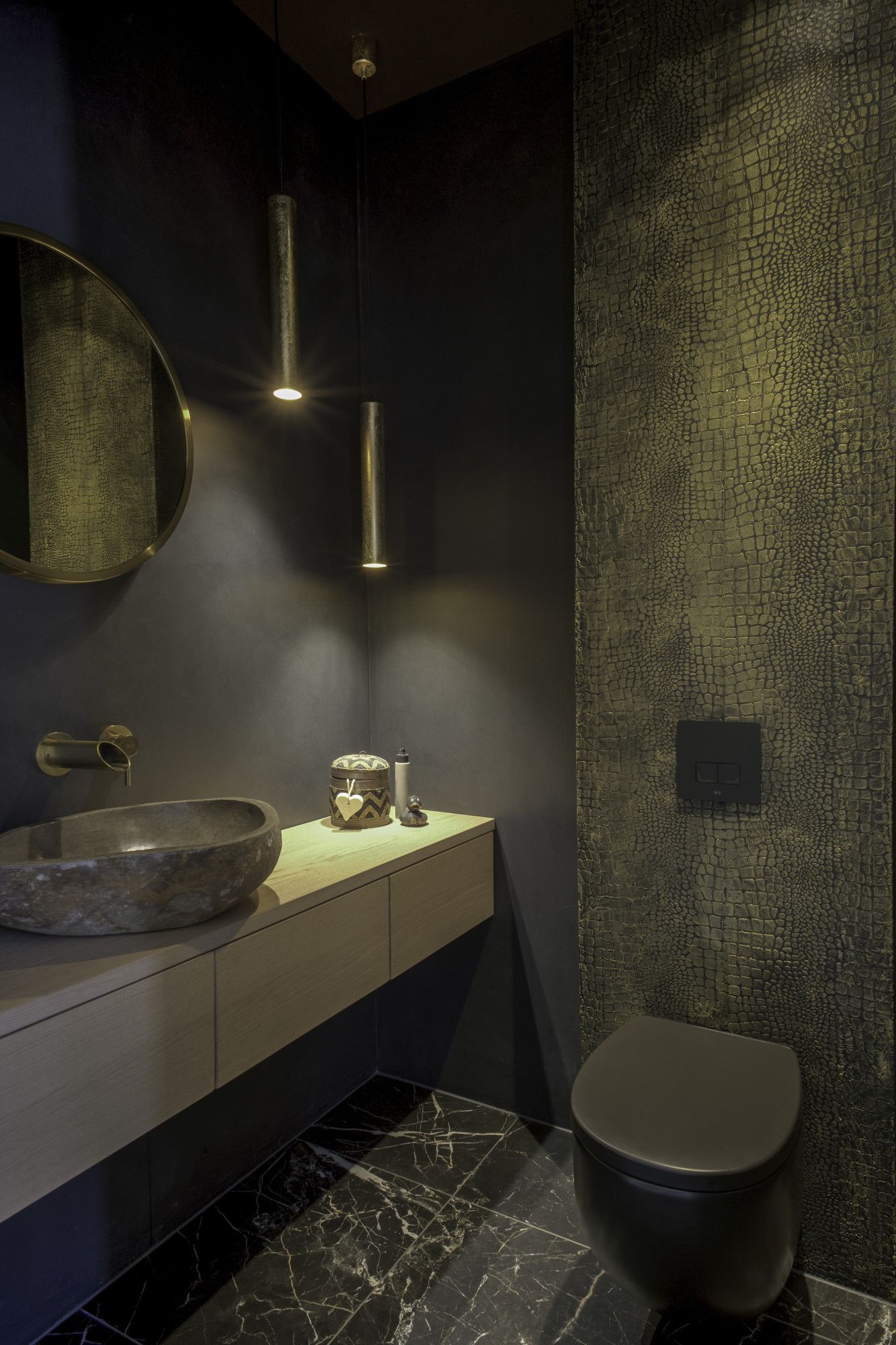 Toilet met licht houten wandmeubel en losse wasbak Toilet met licht houten wandmeubel en losse wasbak