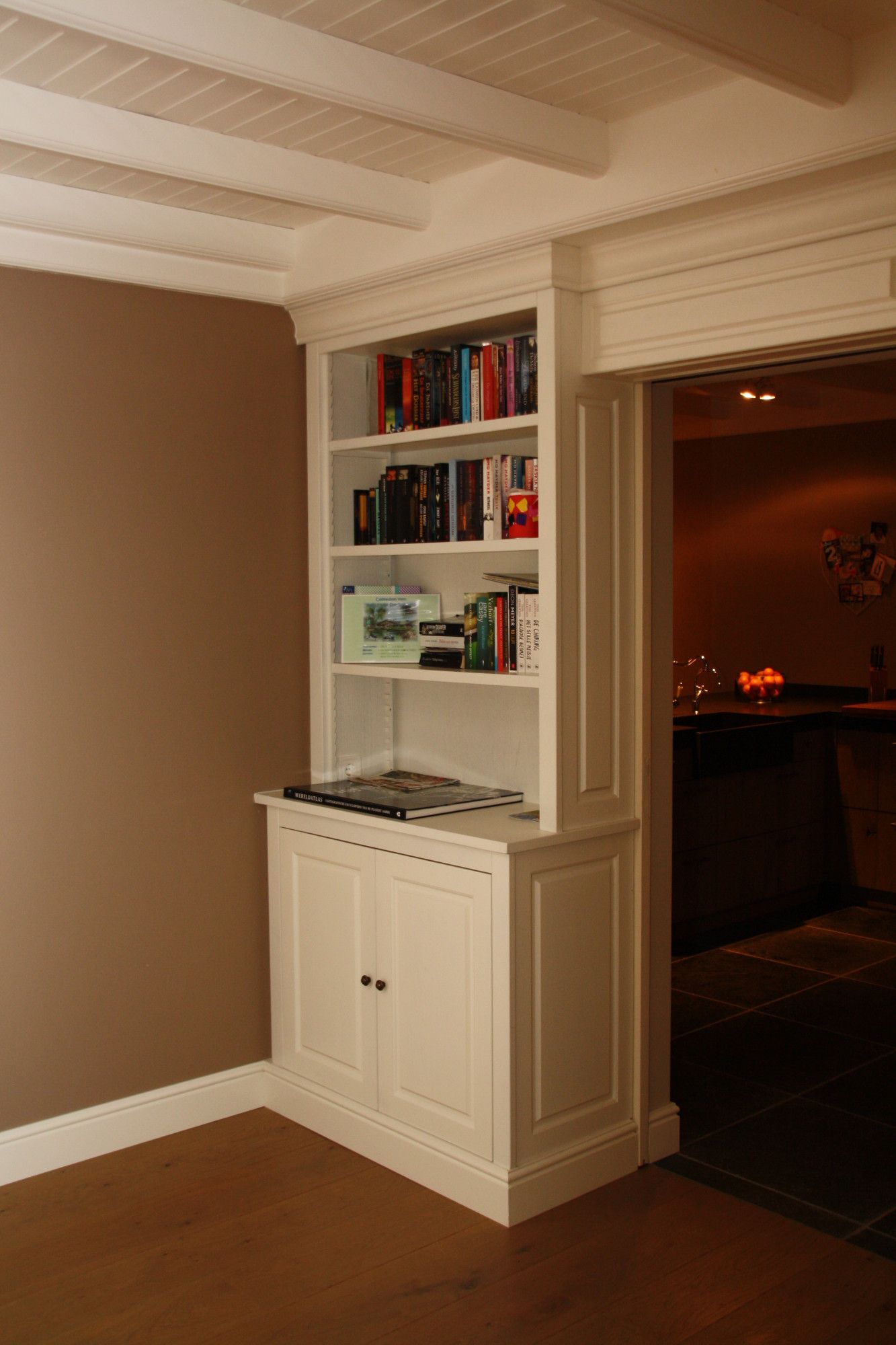 Klassieke ensuite met maatwerk boekenkast Klassieke ensuite met maatwerk boekenkast