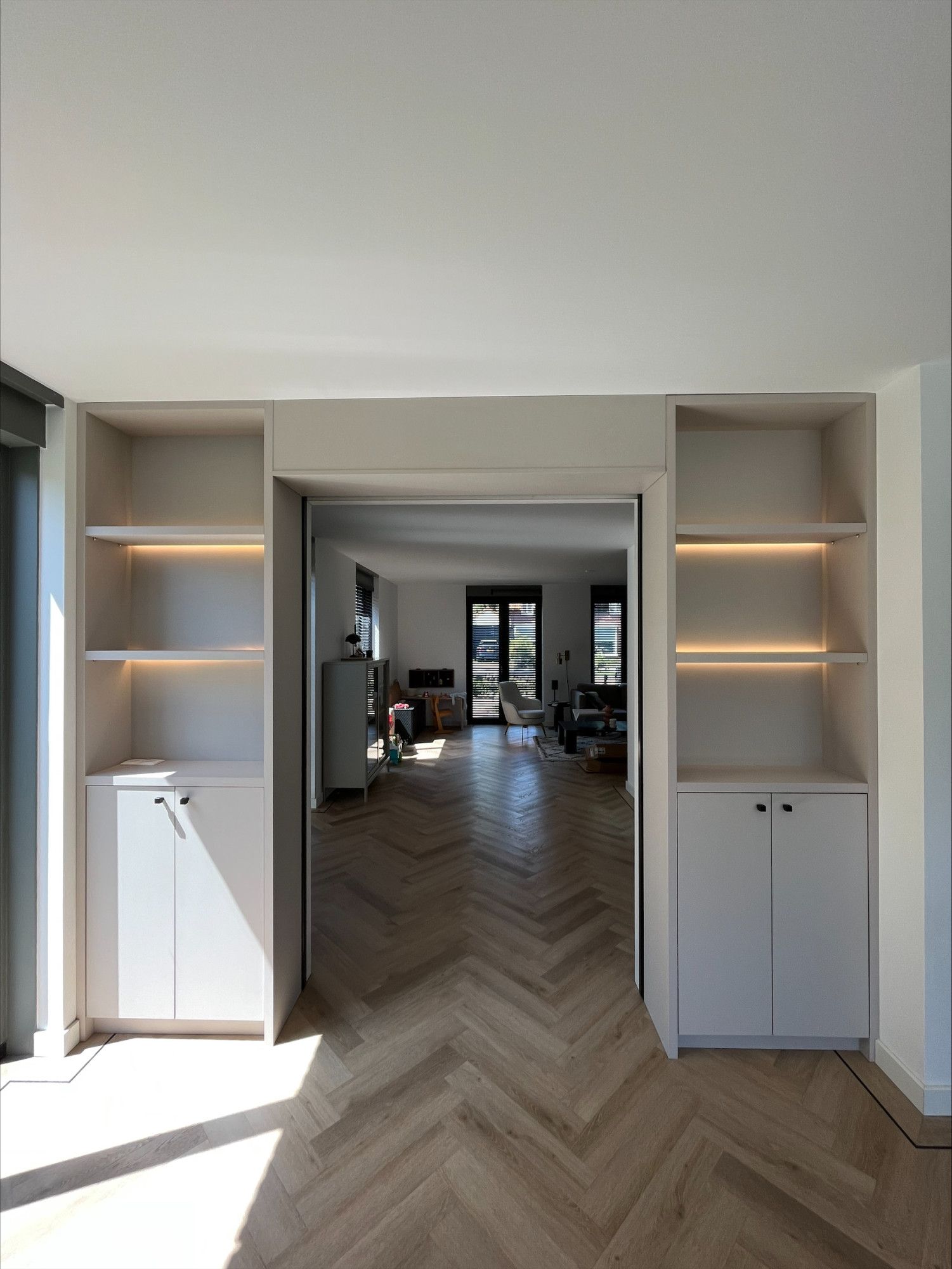 Ensuite met maatwerk kast en verlichting Ensuite met maatwerk kast en verlichting