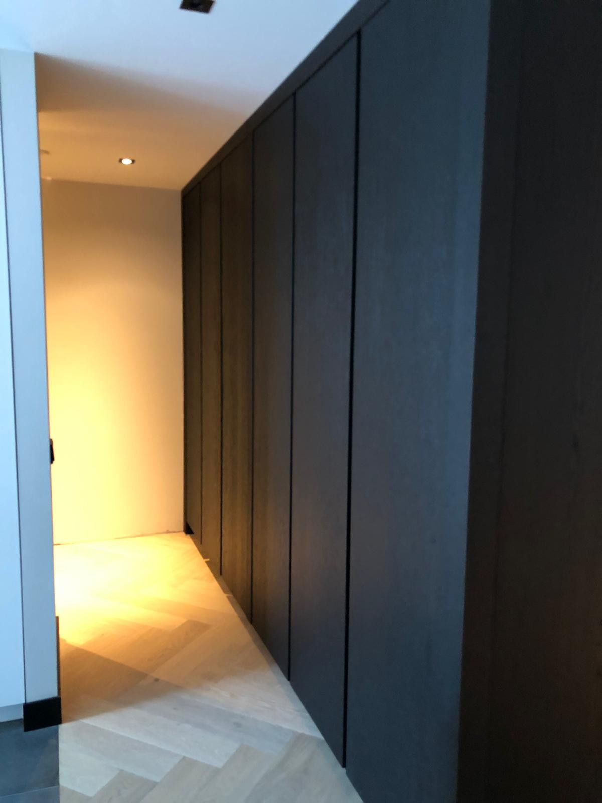 Donker houten maatwerk kast