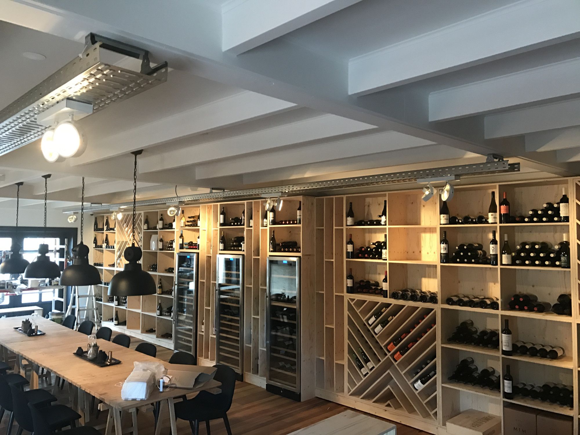 Kastenwand met houten wijnrekken Kastenwand met houten wijnrekken