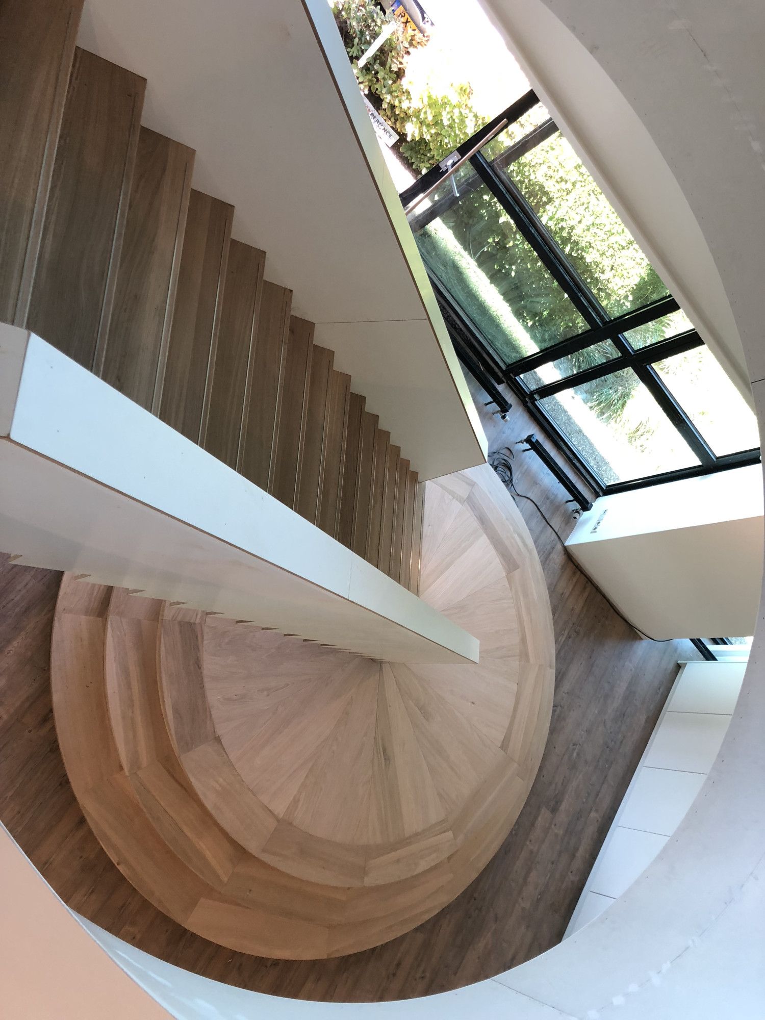 Houten trap met rond plateau Houten trap met rond plateau