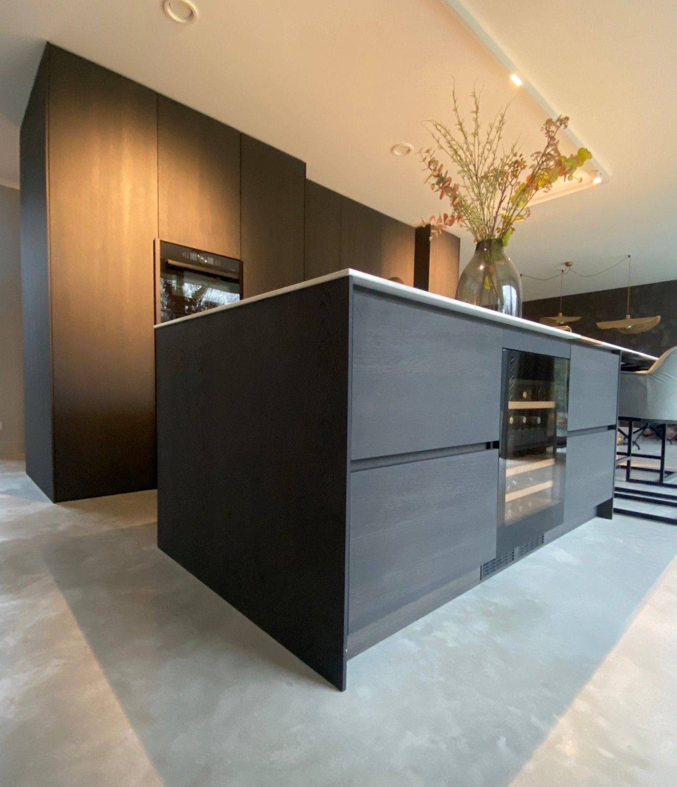 Donkere houten keuken met licht blad Donkere houten keuken met licht blad