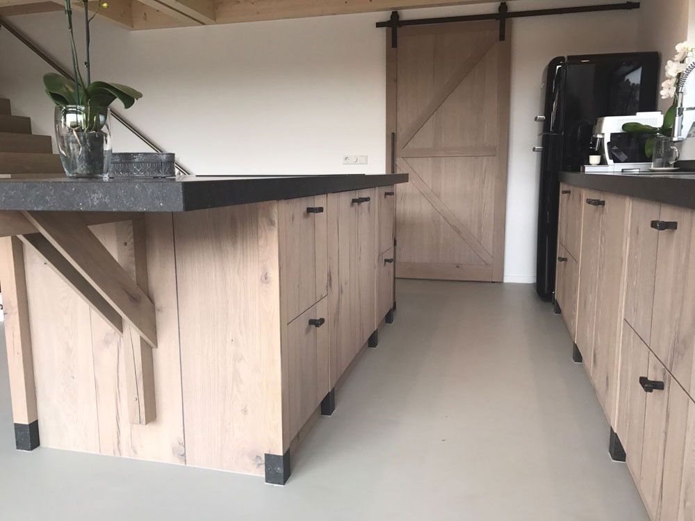 Maatwerk houten keuken in landelijke stijl