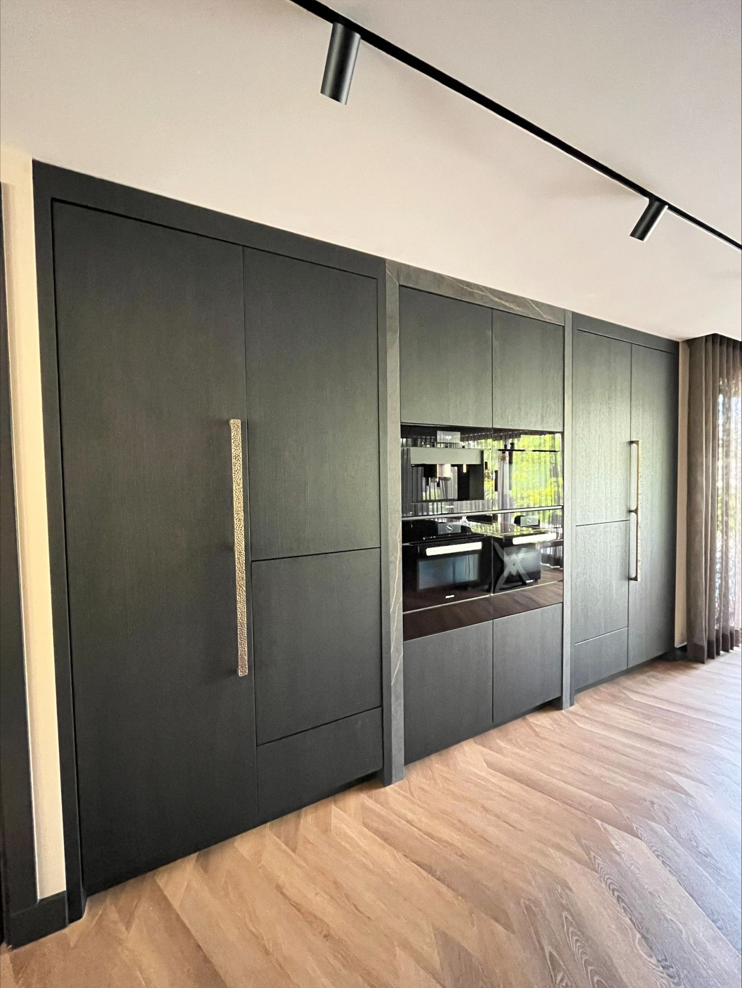 kastenwand-eiken-fineer-met-miele-toestellen.jpeg