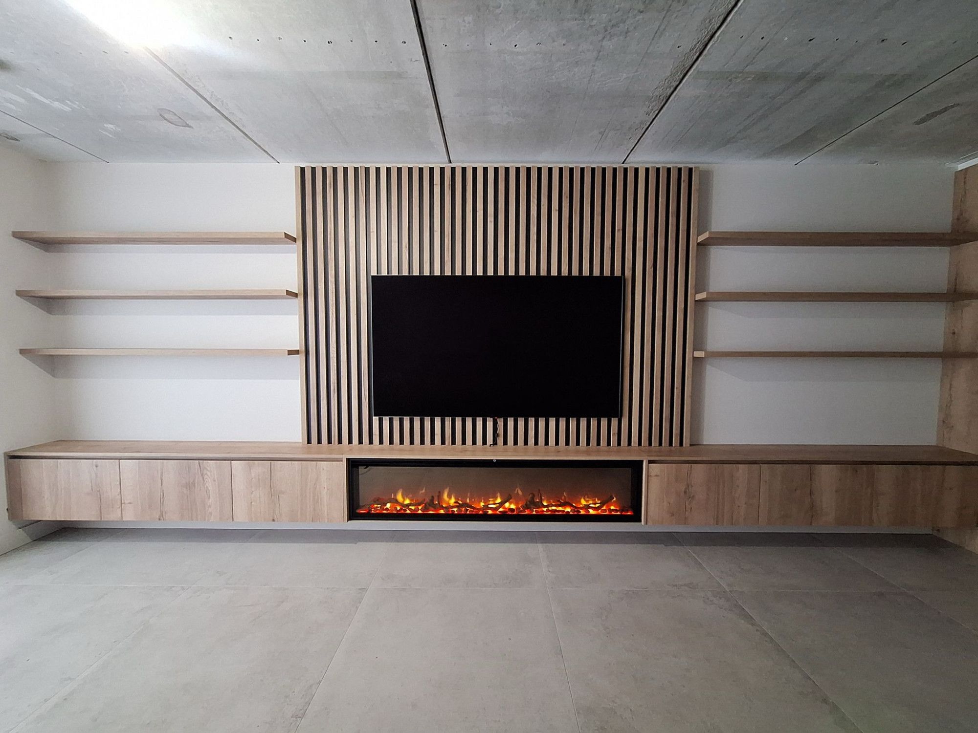 Tv kastenwand met houten lattenwant Tv kastenwand met houten lattenwant