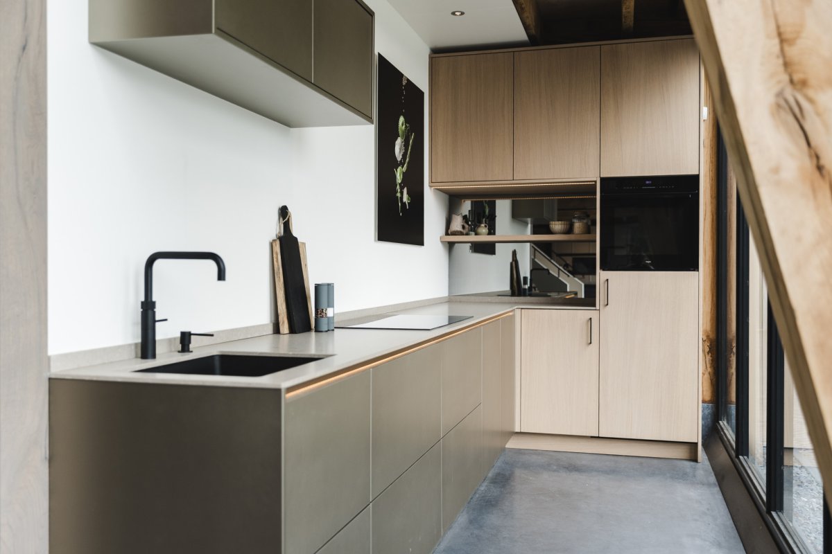 Houten keuken in showroom met zwarte kraan