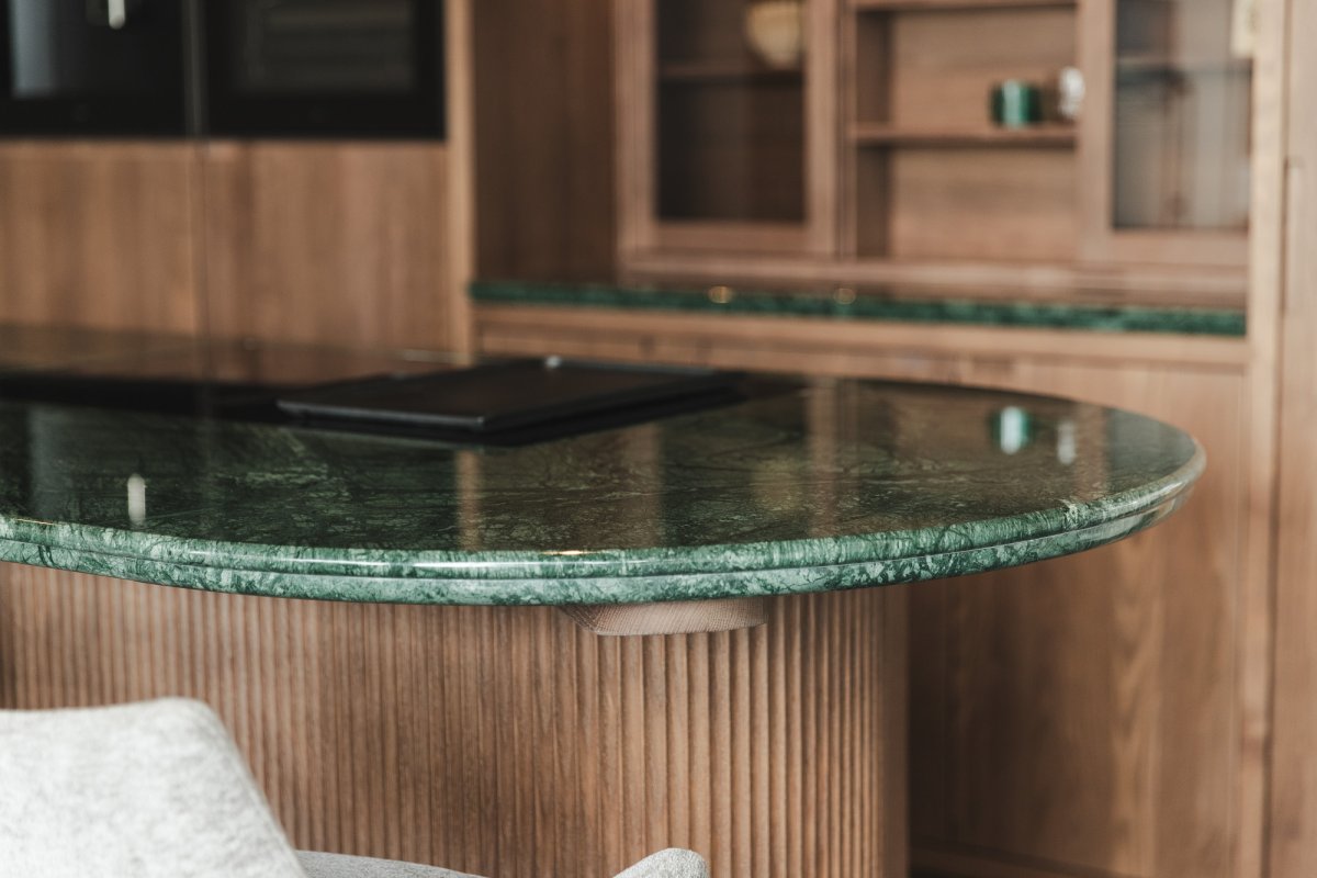 Detail van groen aanrechtblad op een massieve keuken