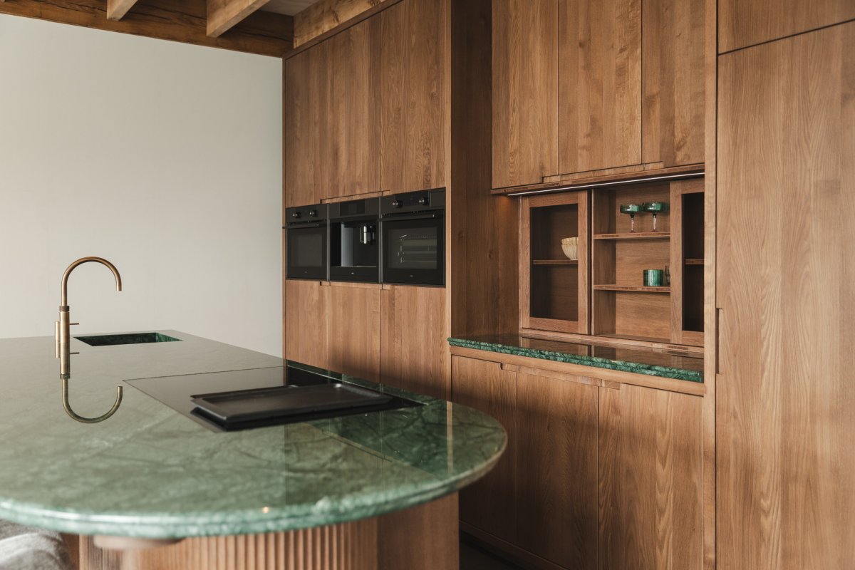 Aanzicht van een massieve keuken in showroom