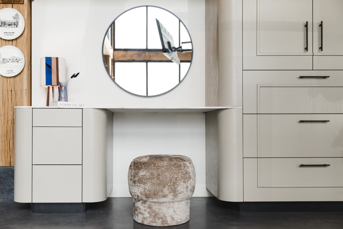 Make-up hoek verwerkt als verlengstuk bij een maatwerk kast