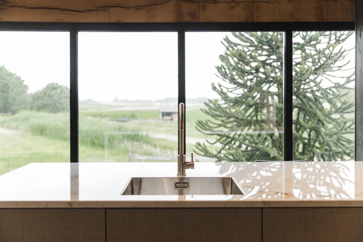 Quooker kraan met RVS wasbak in marmerlook blad