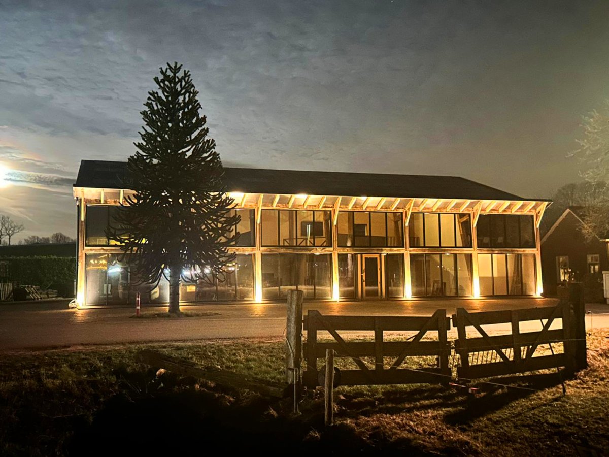 Bedrijfspand verlicht