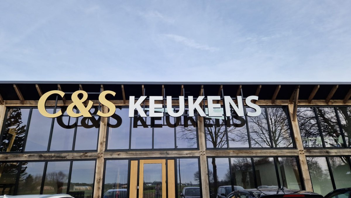 Logo C&S Keukens op pand